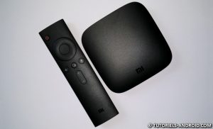 Une image qui montre la Mi TV Box 3 avec sa télécommande