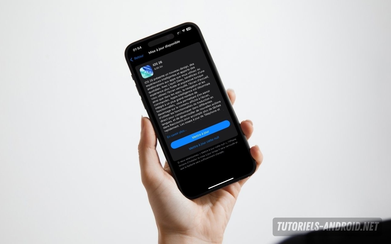 J'ai enfin reçu iOS 26 sur mon iPhone, voici mon test et avis 1 Un iPhone affichant la mise à jour iOS 26 prête à être installée
