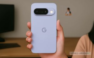 Une femme assise dans un bureau tient un Google Pixel 10, illustrant l’accélération GPU pour exécuter des applications Linux plus rapidement que sur les autres smartphones Android